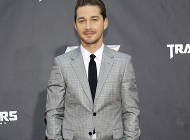 Sao 'Transformers' phun nuoc vao mat ban hinh anh