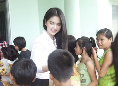 Ngoc Trinh gian di trong chuyen tu thien dau tien hinh anh