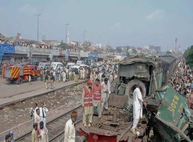 Tau hoa dam nhau o Pakistan, it nhat 5 nguoi chet hinh anh