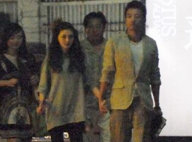 Vo chong Tu Hy Vien 'tay trong tay' tinh cam hinh anh