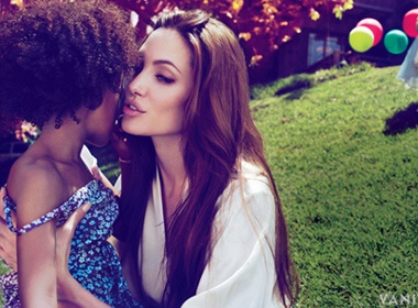 Angelina Jolie khong bi mat cuoi chui hinh anh