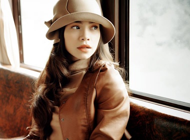 Ha Ho dep ruc ro tren tau toc hanh hinh anh