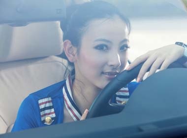 My nhan dep rang ro ben xe hop hinh anh