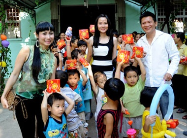 Duong Yen Ngoc cung Uyen Thao vui Trung thu voi nguoi ngheo hinh anh