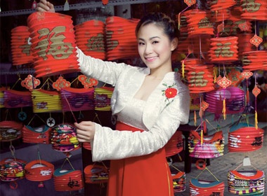 Luong Bich Huu ruc ro giua pho den long hinh anh
