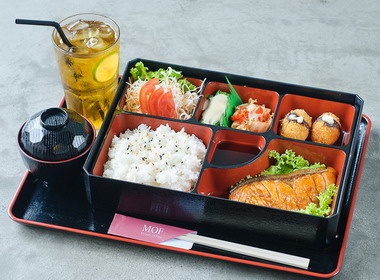 Doi bua voi com hop day mau sac hinh anh