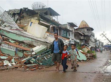 Indonesia nao loan vi dong dat manh hinh anh