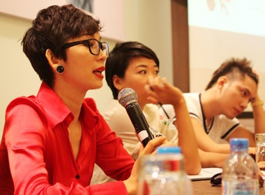 Xuan Lan kho tinh tren ghe nong hinh anh