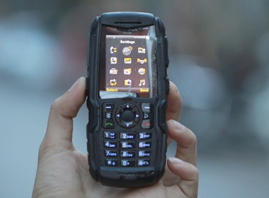 Dien thoai ben nhat the gioi ve Viet Nam gia 15 trieu dong hinh anh