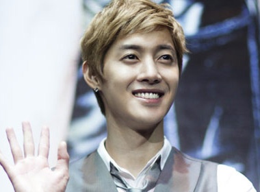 Kim Hyun Joong quyen 100.000 USD lam tu thien hinh anh