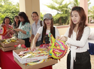 Luong Bich Huu vui Trung thu cung tre ngoai thanh hinh anh