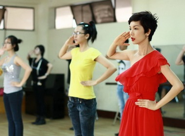 Xuan Lan huong dan nguoi mau tre cach dien hinh anh