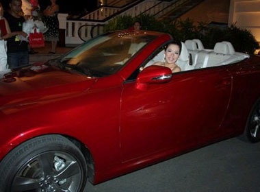 Choang voi xe mui tran tien ty cua My Le hinh anh