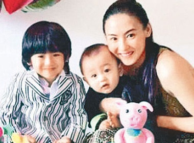 Ba Chi dua con di Thai Lan choi Trung thu hinh anh