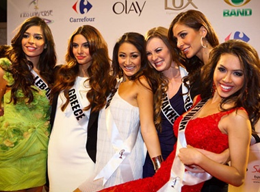 Hoang My rang ro trong dem tiec chia tay hinh anh