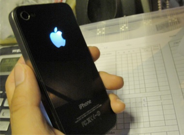 iPhone 4 co logo qua tao phat sang o Viet Nam hinh anh