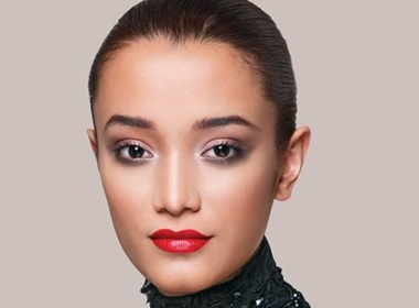 Quyen ru hon voi kieu trang diem co dien hinh anh