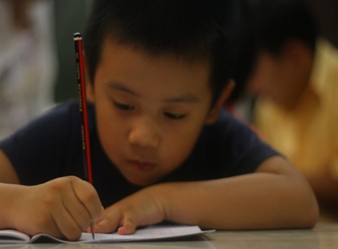 Thay giao tre luyen chu dep o pho co Ha Noi hinh anh