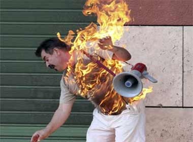 Nguoi dan ong tu thieu chay minh vi no hinh anh