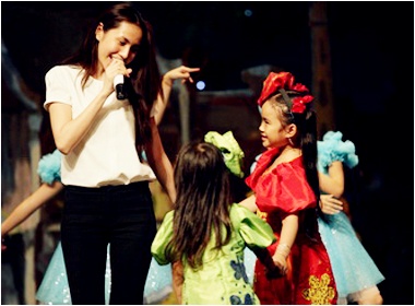 Thuy Tien vui ve voi thi sinh Do Re Mi hinh anh