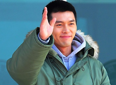 Hyun Bin lam MC trong quan ngu hinh anh