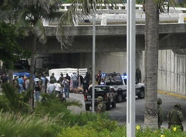 Phat hien 35 thi the trong ham cao toc o Mexico hinh anh