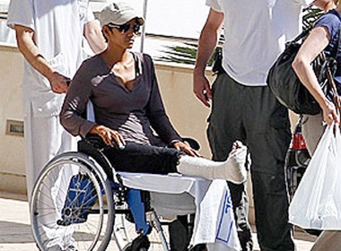 Halle Berry gay chan khi... di dao hinh anh