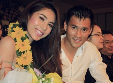 Thuy Tien: 'Cong Vinh khong tre nguoi non da' hinh anh