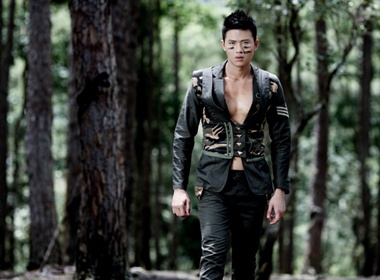 Le Kien Dinh lac buoc trong rung hinh anh