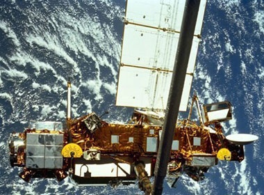 Ve tinh mat kiem soat cua NASA roi xuong trai dat hinh anh