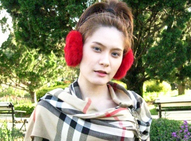 Em gai Ly Hai suyt bo nghe hat hinh anh