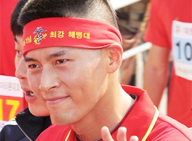 Hyun Bin dien ao do, khoe dau hui cua hinh anh