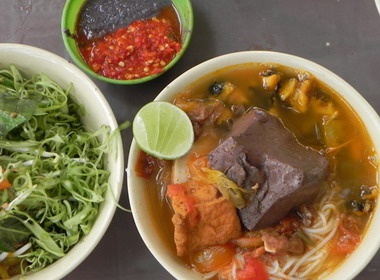 Ganh bun rieu oc noi tieng o quan 1 hinh anh