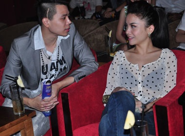 Yen Trang dien ao xuyen thau hinh anh