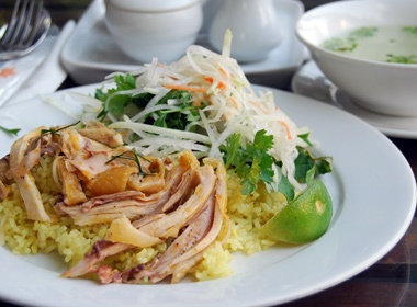 Thuong thuc com ga Hoi An noi pho co Ha Thanh hinh anh