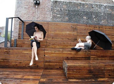 Nu sinh New York nguc tran doc sach hinh anh