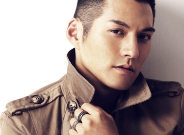 Nghiem Khoan cuon hut tren tap chi hinh anh