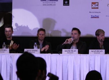 Westlife xin loi khan gia Viet vi toi muon hinh anh