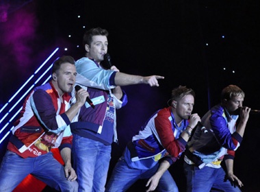 Xem lai man trinh dien cua Westlife tai Viet Nam hinh anh