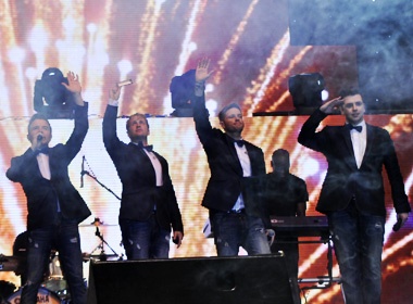 Westlife thap lua tren san My Dinh hinh anh