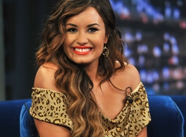 Demi Lovato biet on Selena va Kim 'vong 3' hinh anh