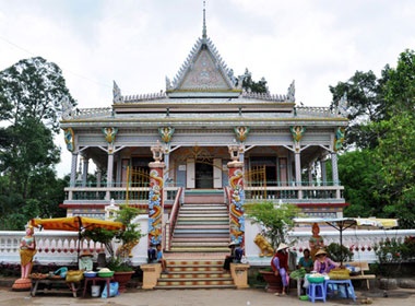 Kham pha bon ngoi chua noi tieng nhat mien Tay hinh anh