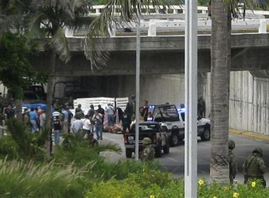 7 thi the bi vut ra diem dung xe bus o Mexico hinh anh