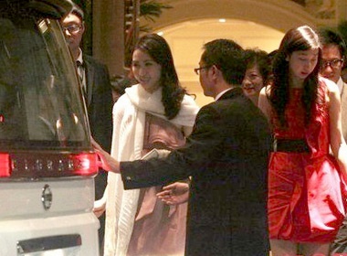 Chong Le Tu mo dai tiec mung sinh nhat vo hinh anh