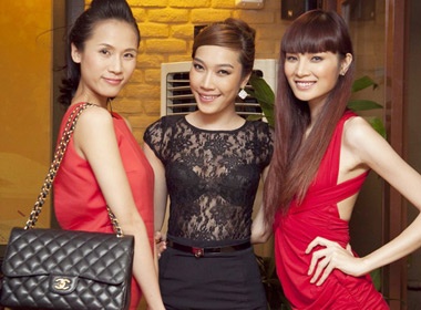 Pham Anh Thu cung thi sinh Sieu mau an mung chien thang hinh anh