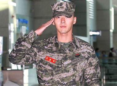 Hyun Bin cuon hut voi quan phuc hinh anh