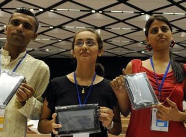 May tinh bang 35 USD cua An Do chinh thuc trinh lang hinh anh