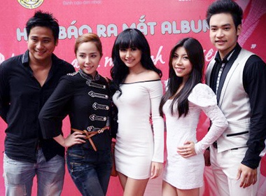 Tra My sexy ben Quynh Nga 'kin cong cao tuong' hinh anh