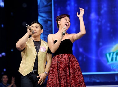 Van Mai Huong 'be nho' ben luc si Pham Van Mach hinh anh