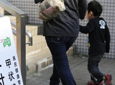 Nhat kiem tra suc khoe tre em song gan nha may Fukushima hinh anh